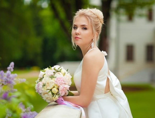 У США жінка після розлучення підірвала свою весільну сукню