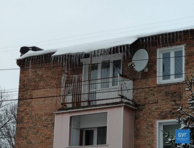 У Нововолинську з дахів, балконів та вікон звисають небезпечні бурульки. ФОТО