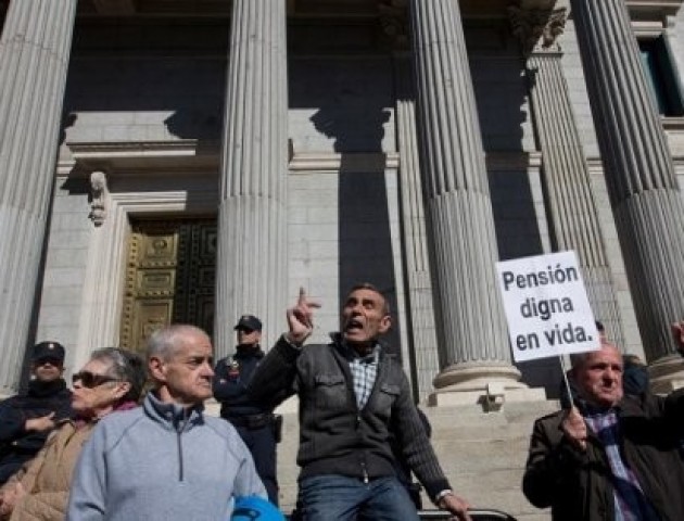 В Іспанії тисячі пенсіонерів на декілька годин заблокували парламент