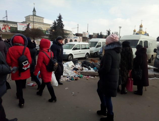 Ковельчани нарікають на гори сміття поблизу привокзального ринку. ФОТО