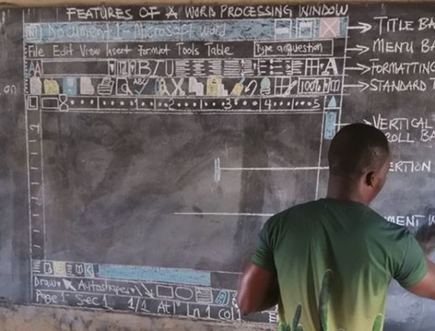 Як вчитель вирішив проблему комп’ютеризації шкіл малюючи крейдою на дошці