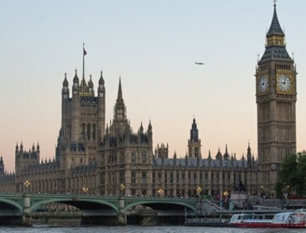 Парламент Британії оточено через виявлення підозрілої речовини