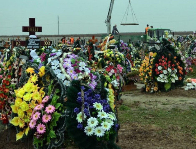 На луцьких кладовищах шороку ховають більше тисячі людей