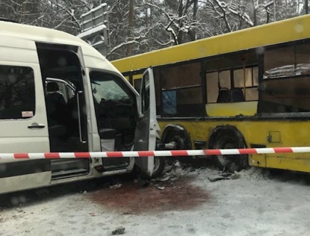 Аварія на Житомирській трасі: маршрутка з дітьми протаранила автобус