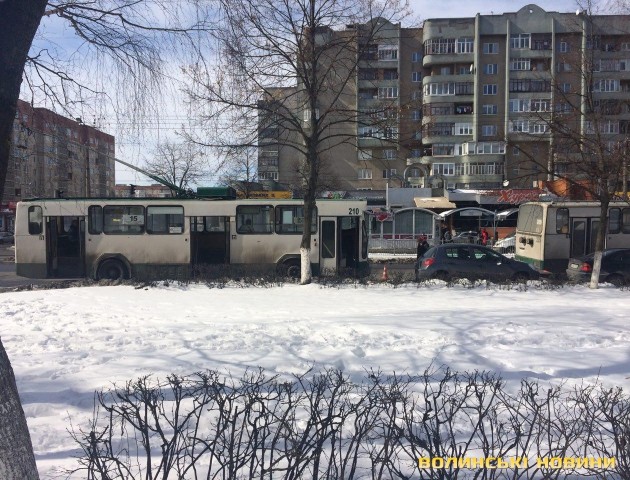 Тролейбусний затор у Луцьку: через ДТП на Соборності стоїть десяток «рогатих»