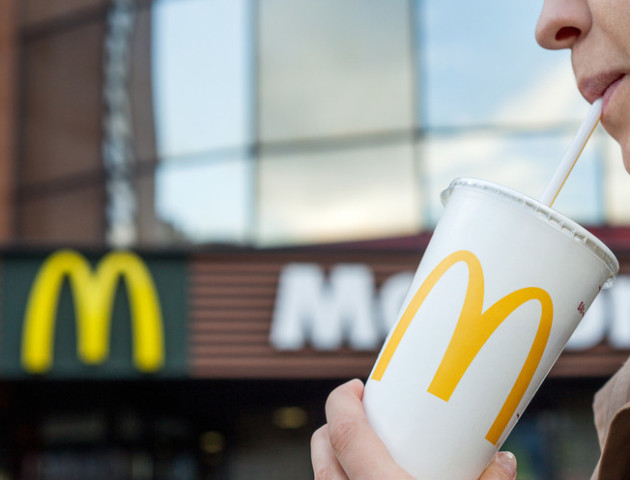 McDonald's в Україні цього року розпочне розносити замовлення за столики