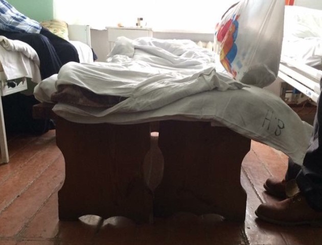 Дві лавки та матрац посеред палати: як у нововолинській лікарні «проживають» пацієнти