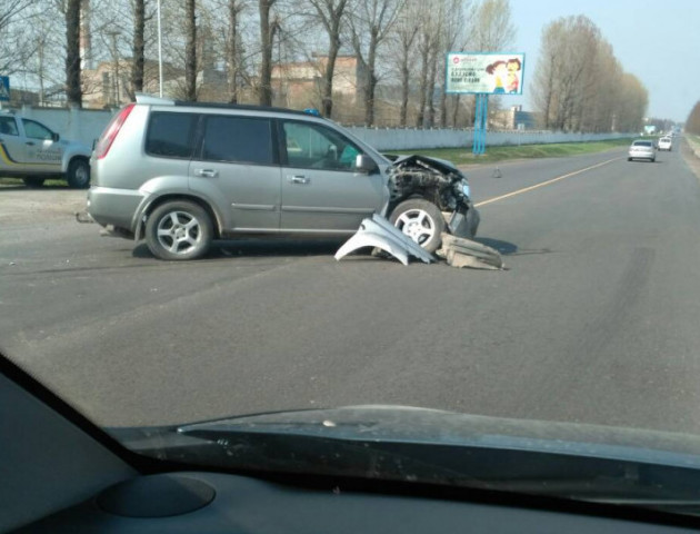 ДТП у Володимирі: біля АЗС не розминулися дві автівки. ФОТО