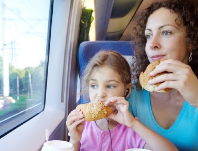 Перші, другі страви й перекуси: чим годуватиме пасажирів «Укрзалізниця» у 2018 році