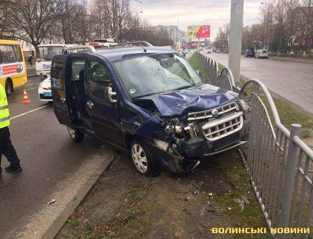 У Луцьку сталася потрійна ДТП: одне авто в огорожі, ще два розбиті. ФОТО