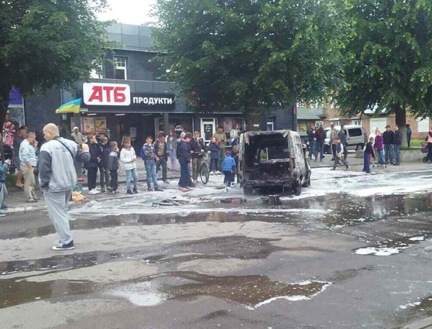 У Нововолинську посеред дня згоріло авто. ФОТО