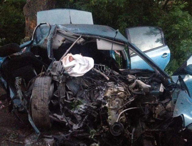 Смертельна ДТП на Тернопільщині: VOLKSWAGEN Passat врізався у дерево. ФОТО