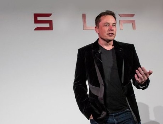 Маск купує акції Tesla на тлі збитків компанії