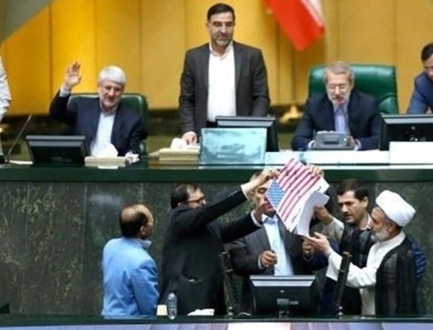 В парламенті Ірану спалили прапор США та копію ядерної угоди