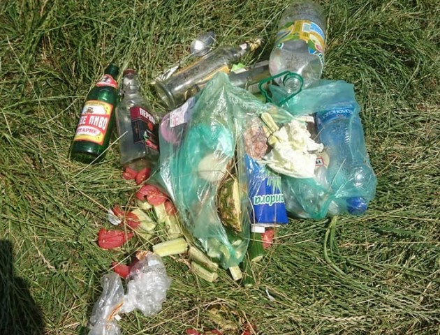 На березі Стиру неподалік Луцька відпочивальники залишили купу сміття. ФОТО