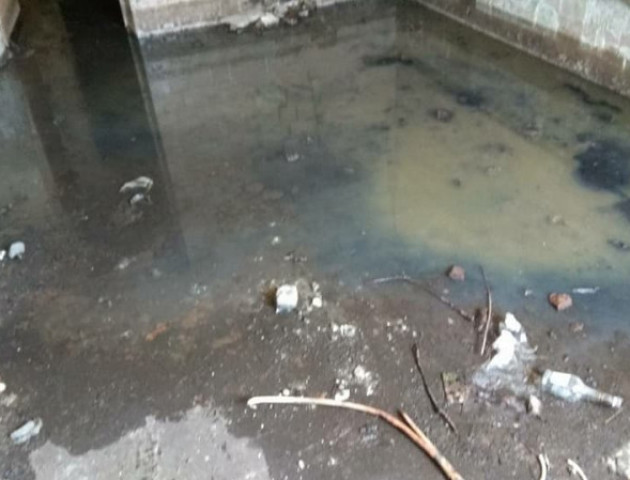 Каналізація забита, у квартирах - сморід: у Ковелі люди скаржаться на затоплені підвали. ФОТО