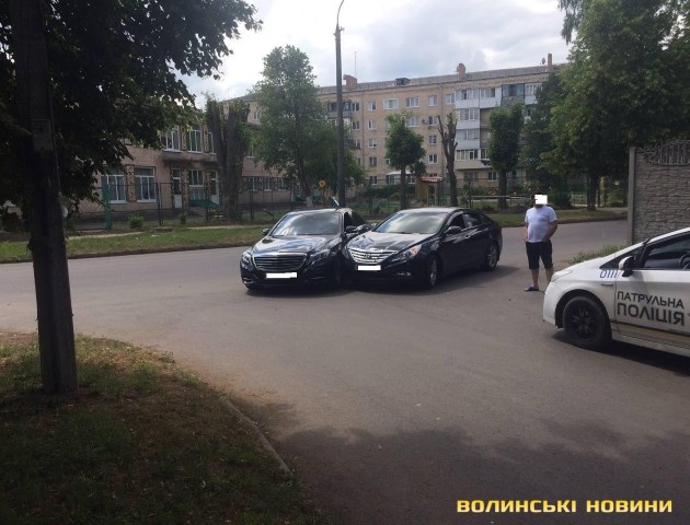 ДТП у Луцьку: не розминулися Mercedes та Hyundai. ФОТО