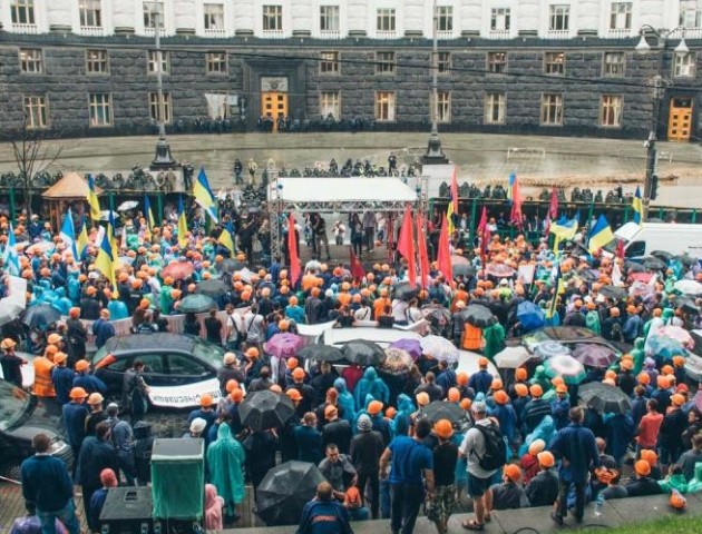 Протест «євробляхарів», димові шашки та яйця: показали з висоти, що відбувалося під Кабміном