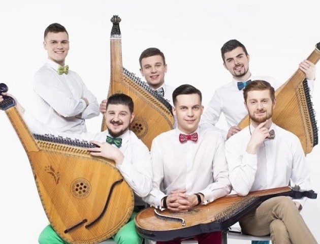 Відомий український гурт влаштував концерт у черзі на волинському кордоні. ВІДЕО