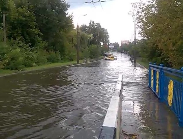 У Луцьку після зливи «попливла» одна із вулиць. ВІДЕО