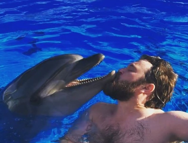 DZIDZIO показав, як цілувався з дельфіном. Зворушливе відео