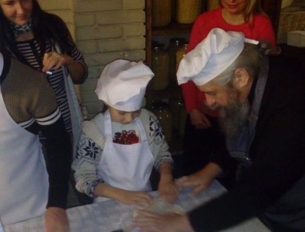 У Луцьку особливі діти разом із митрополитом вчилися пекти піцу. ФОТО
