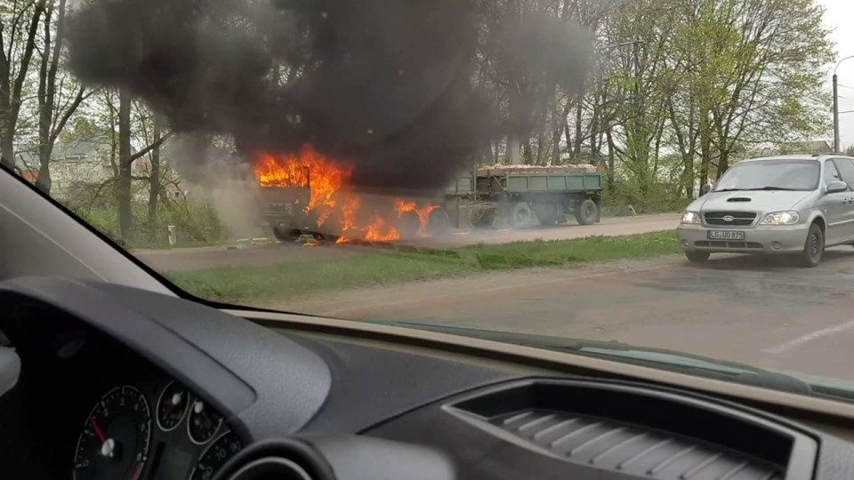 На автошляху Луцьк-Рівне горить вантажівка. ВІДЕО