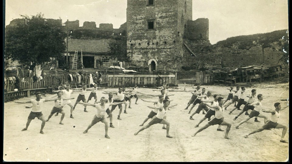 Як у 1939 біля Луцького замку займалися «гімнасти». РЕТРОФОТО